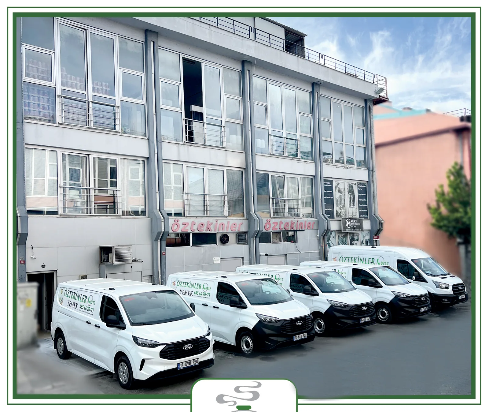 Öztekinler Yemek üretim merkezi önünde sıralanmış markalı sevkiyat araçları